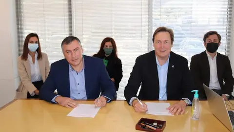 Câmara municipal e Adega Cooperativa assinam contrato de compra e venda.