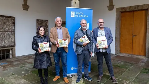 Canda Valentín García tamén estiveron presentes o escritor e autor do conto, Manuel Pombo, e o director xeral da Editorial Galaxia, Francisco Castro.