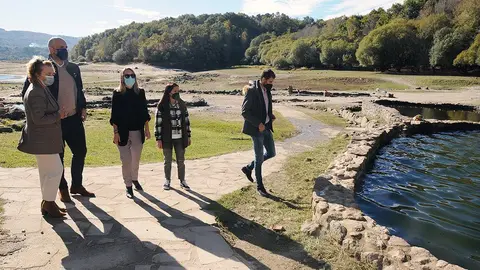 La directora xeral de Planificación Enerxética e Recursos Naturais, Paula Uría, visitó esta mañana el ayuntamiento de Bande para comprobar las actuaciones que se están realizando dentro del convenio firmado entre las dos administraciones en materia termal.