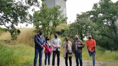 Actuarase tamén noutros elementos como o torreón acaroado á torre da homenaxe de cara a rematar o seu bailerado e documentar o pavimento.
