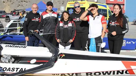 Los responsables del Club Remo Vigo con Manolo Rodríguez al frente y la entenadora jefe Celia Cabrera en el parque de botes de Sada. MOEBIUS.