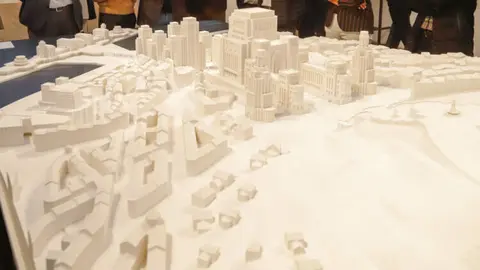 Reúne máis de 200 pezas, entre as que figuran unha réplica da maqueta do Gran Vigo, elaborada por alumnado do IES Politécnico da cidade.