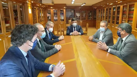 El director general de Justicia, Juan José Martín, se reunió hoy con el decano del Colegio de Abogados de Lugo, Félix Mondelo, al que le trasladó que este incremento se aplicará en los próximos 3 años y con un aumento en base al IPC gallego en la última.