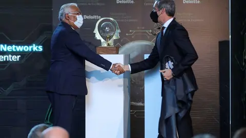 El Primer Ministro António Costa saluda al Presidente de Deloitte Portugal, António Lagartixo, en la presentación de inversiones en dos centros de excelencia tecnológica,