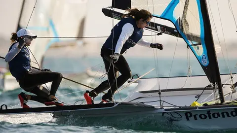 Patricia Suárez y María Cantero compitiendo en Omán Foto: © Sailing Energy | Oman Sail.
