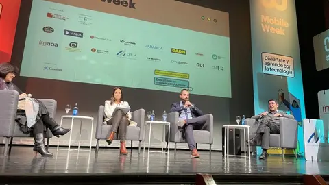 El director del Parque Tecnolóxico de Galicia, Javier Taibo, participó en el encuentro y destacó la formación y las infraestructuras como dos de los grandes retos a los que se enfrenta el rural.