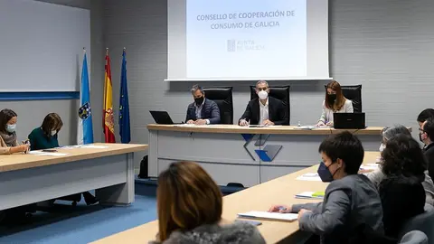 O director xeral de Comercio e Consumo, Manuel Heredia, presidiu esta mañá en Santiago de Compostela a reunión inicial deste órgano, que busca a máxima cooperación, comunicación e información entre a Administración autonómica e as entidades locais.