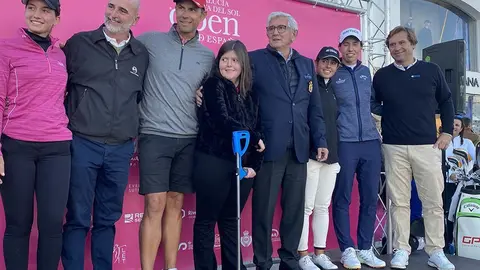 Carlota Ciganda abanderó una espectacular ceremonia de inauguración golpeando la bola a un green flotante en Puerto Banús, retando a todo el que quiera a imitar su acción durante la semana.