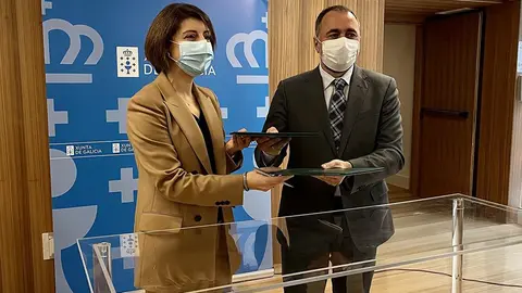 La conselleira de Medio Ambiente, Territorio y Vivienda, Ángeles Vázquez, y el conselleiro de Sanidad, Julio García Comesaña, firmaron hoy un convenio en el HULA.