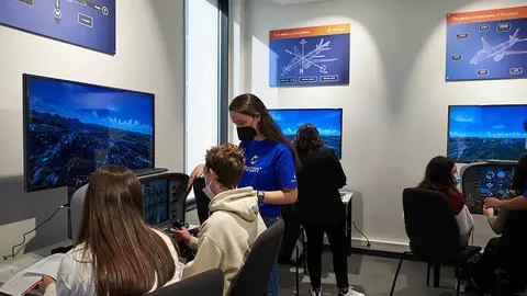 Durante esta experiencia, que es gratuita, instructores cualificados ofrecen a los jóvenes asistencia y orientación