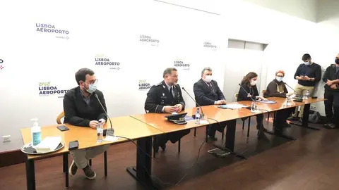 Conferencia de prensa sobre nuevos procedimientos en los aeropuertos.
