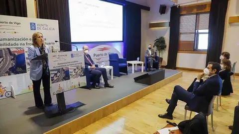 La conselleira de Infraestructuras y Movilidad, Ethel Vázquez, con el presidente de la Autoridad Portuaria, Jesús Vázquez Almuíña, y la delegada de la Xunta en Vigo, Marta Fernández-Tapias, participó en la presentación del proyecto de humanización del frente portuario.
