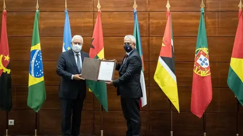 El Primer Ministro António Costa y el Secretario Ejecutivo de la CPLP, Zacarias da Costa, en la entrega del instrumento de ratificación por Portugal del Acuerdo de Movilidad.