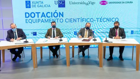 El conselleiro de Cultura, Educación y Universidad y los rectores de la USC, UVigo y UDC firman el acuerdo.