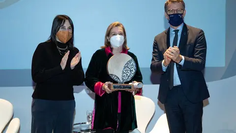 El presidente del Gobierno gallego y la conselleira de Traballo e Igualdade participaron  en la entrega del Premio María Josefa Wonenburger