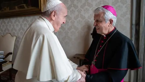  Luis Quinteiro Fiuza saluda al papa Francisco durante la Visita ad limina.