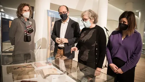 A exposición ‘Sempre palpitante. Emilia Pardo Bazán’, que pode visitarse na Cidade da Cultura ata xaneiro de 2022, conta con 60 pezas representativas do legado da escritora no eido da novela, o ensaio, o conto ou a crítica literaria.
