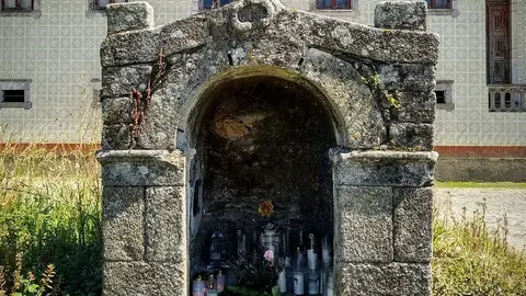 O nicho, em forma de pequena Capela, apresenta no seu interior vestígios de uma pintura mural. No século passado ainda se cumpria ali a tradição da “Vaca de Fogo”.