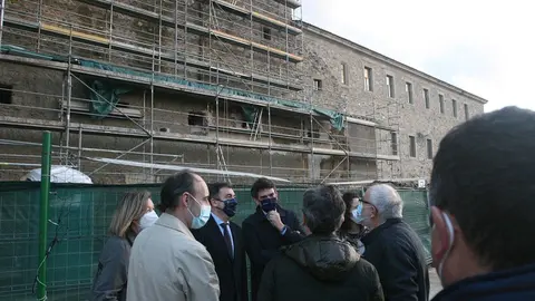 El conselleiro de Cultura, Educación y Universidad, Román Rodríguez, comprobó el avance de las obras de rehabilitación en el Colegio de Nuestra Señora de la Antigua en Monforte.