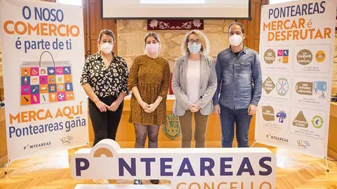 A presidenta da Asociación de Comerciantes Banastra, Yolanda Carballido, e alcaldesa de Ponteareas, Cristina Fernández.