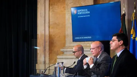 Los ministros de Estado y Relaciones Exteriores, Santos Silva, y los ministros de Estado y Finanzas, João Leão, y el secretario de Estado, Eurico Brilhantes Dias, en la conferencia de prensa del Consejo de Ministros.