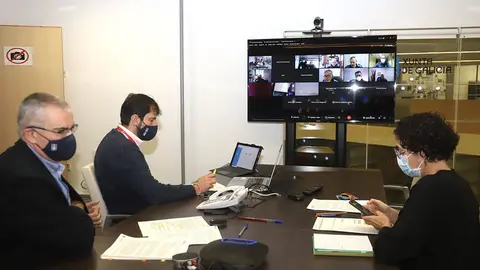 El director general de Emergencias e Interior, Santiago Villanueva, y el gerente de la Agencia Gallega de Emergencias, Marcos Araújo, se reunieron con representantes de las fuerzas y cuerpos de seguridad para coordinar el control de las medidas de prevención.