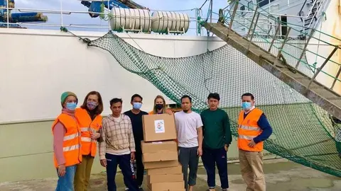 Voluntarios de Stella Maris entregan regalos a un grupo de marineros.
