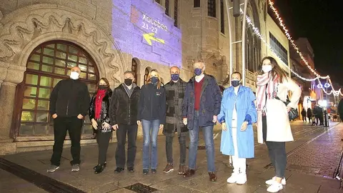 Un total de 54 monumentos gallegos iluminarán hasta este domingo sus fachadas en las diferentes rutas del Camino de Santiago, 12 de ellos en las siete ciudades gallegas que continuarán encendidos todo el año en los fines de semana.