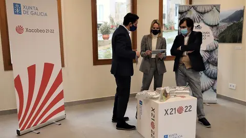 La delegada territorial de la Xunta en Vigo, Marta Fernández-Tapias, recibe de manos del grupo pesquero vigués 150 ejemplares de 'Gastronomía en el Camino de Santiago: 12 recetas con pescado y marisco' para agasajar a los peregrinos que se alojen en O Berbés.