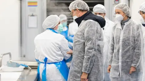 El presidente del Gobierno gallego visitó esta mañana en Silleda las cocinas donde se elaboran los menús de esta iniciativa.