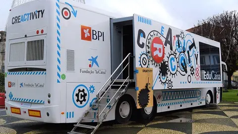 Autocarro itinerante dirige-se à comunidade educativa local, bem como às famílias que pretendam desenvolver as competências dos seus filhos.