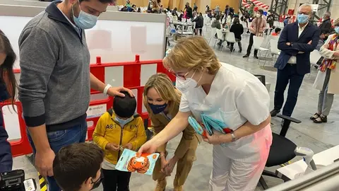 Fernández-Tapias y Puente visitan el Ifevi coincidiendo con el inicio de la vacunación de los niños entre 5 y 7 años.