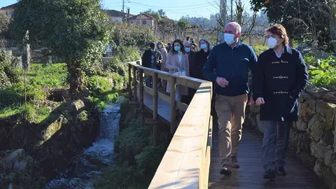 Com cerca de 350 metros de extensão, os passadiços têm inicio no Lugar do Forno e terminam na Cascata do Fojo, um lugar sombreado, relaxado e fascinante, onde a água cai entre duas paredes rochosas, criando pequenas lagoas aprazíveis.