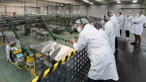 O presidente da Xunta, Alberto Núñez Feijóo, acompañado da conselleira do Mar, Rosa Quintana, reúnese con directivos do grupo Calvo e visita a planta de envasado.  DAVID CABEZÓN.