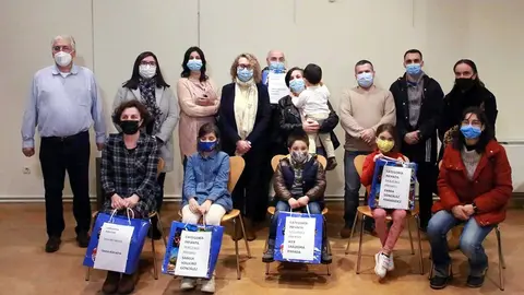 Enma González e Iván Rocha, gañadores dos premios da biblioteca ás persoas usuarias con máis préstamos.