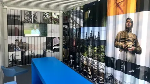 Participan profesionais de percorrido nacional e internacional, entre os que figuran un Premio Nacional de fotografía e varios membros da Axencia Magnum, así como o ourensán Iván Nespereira.