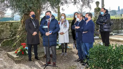 El conselleiro de Cultura, Educación y Universidad abrió hoy la programación con una ofrenda floral en Padrón, con motivo del aniversario del Premio Nobel.