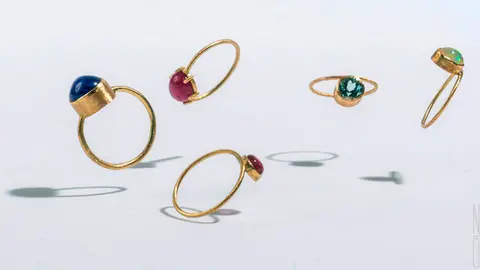 •	A xoeiría premiada ten un importante arraigo na capital galega, onde os seus deseños buscan a sinerxia co perfil de cada cliente.