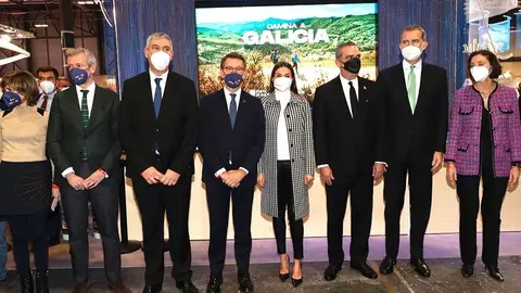 Sus Majestades los Reyes durante su visita al stand de GALICIA donde fueron recibidos por el presidente de la Xunta de Galicia entre otras autoridades. © Casa de S.M. el Rey