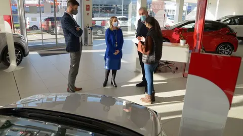 La directora general de Planificación Energética y Recursos Naturales, Paula Uría, visitó esta mañana las instalaciones de Breogán Motor en Oleiros, una de las entidades que participa en la convocatoria.