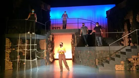 Nace o programa ‘ImproVersións’, dirixido por Antón Coucheiro, que terá lugar ata o 7 de marzo no Salón Teatro de Santiago para promocionar o espectáculo que vén de estrear o CDG.