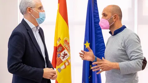 El vicepresidente económico y conselleiro de Economía, Empresa e Innovación, Francisco Conde, se reunió con el nuevo alcalde de O Porriño, Alejandro Lorenzo.