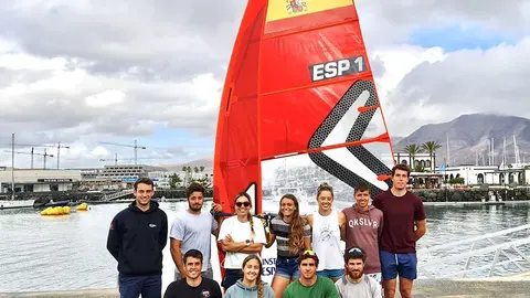 El equipo olímpico preliminar de iQFoil junto a sus entrenadores en Lanzarote: De izquierda a derecha fila superior: Jose Luis Boronat, Ángel Granda, Blanca Manchón, Andrea Torres, Nicole van ver Velden, Mateo Sanz y Jorge Aranzueque. Fila inferior: Tomás Vieito, Pilar Lamadrid, Fernando Lamadrid y Marcos Fernández.