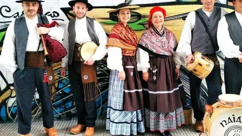 O acto contará co acompañamento musical do grupo de gaitas Naiama, que tras o acto ofrecerá un breve concerto na Praza da Perillana. 