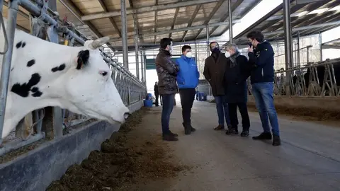 El director general de Ganadería, Agricultura e Industrias Agroalimentarias y el delegado de la Xunta visitaron hoy en el ayuntamiento de Lugo una explotación beneficiaria de estas aportaciones en anteriores convocatorias.