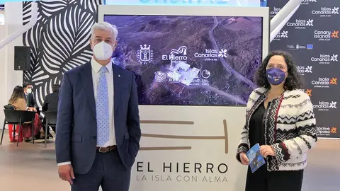 La directora general de Patrimonio Natural, Belén do Campo, y el presidente del Cabildo de El Hierro, Alpidio Armas, mantuvieron un encuentro en el marco de la Feria Internacional de Turismo (Fitur).