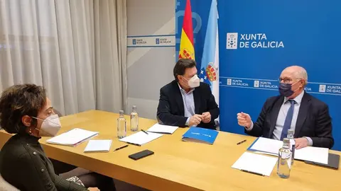 Los secretarios generales de Educación y de la Emigración, José Luis Mira y Antonio Rodríguez Miranda, mantuvieron una reunión para avanzar en la oferta de estas ayudas.