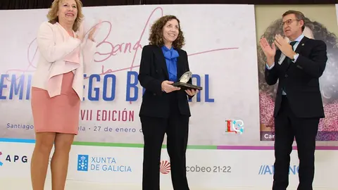 Carmen Merelas recibe el Premio Diego Bernal 2022 de mano del presidente de la Xunta, Alberto Núñez Feijóo, y de la presidenta de la APG, María Méndez. ©ROBERTO LEDO.