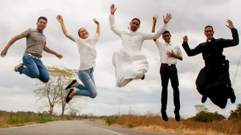 En la diócesis de Tui-Vigo, viven en la actualidad 367 consagrados —288 mujeres y 79 varones— que realizan su labor en 6 monasterios de vida contemplativa femenina, 24 instituciones de vida activa femenina y 11 instituciones de vida activa masculina dedicadas a distintos servicios de enseñanza o de  acción caritativa y social, 1 sociedad de vida apostólica y 2 institutos seculares.