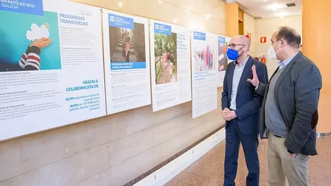 El director general de Familia, Infancia y Dinamización Demográfica, Jacobo Rey, inauguró la exhibición acompañado de representantes de la entidad.